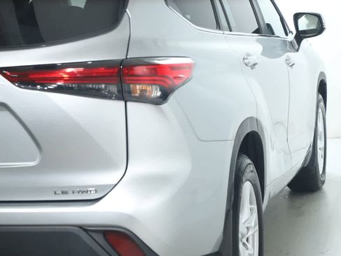 Used 2023 Toyota Highlander LE AWD/4WD image 47