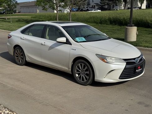 Used 2015 Toyota Camry XLE w/ Moonroof Package FWD image 3