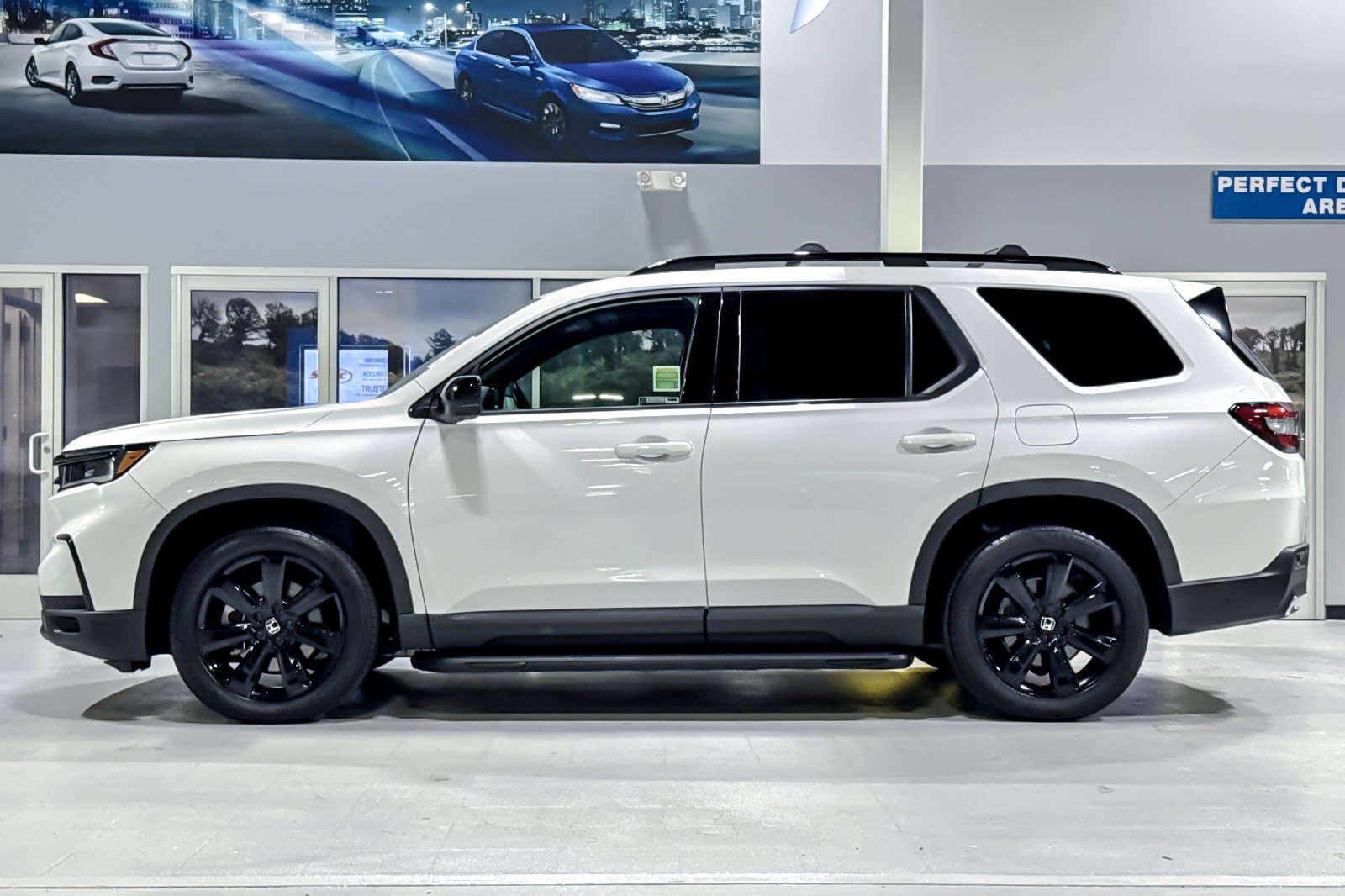 Used 2025 Honda Pilot Black Edition image 2