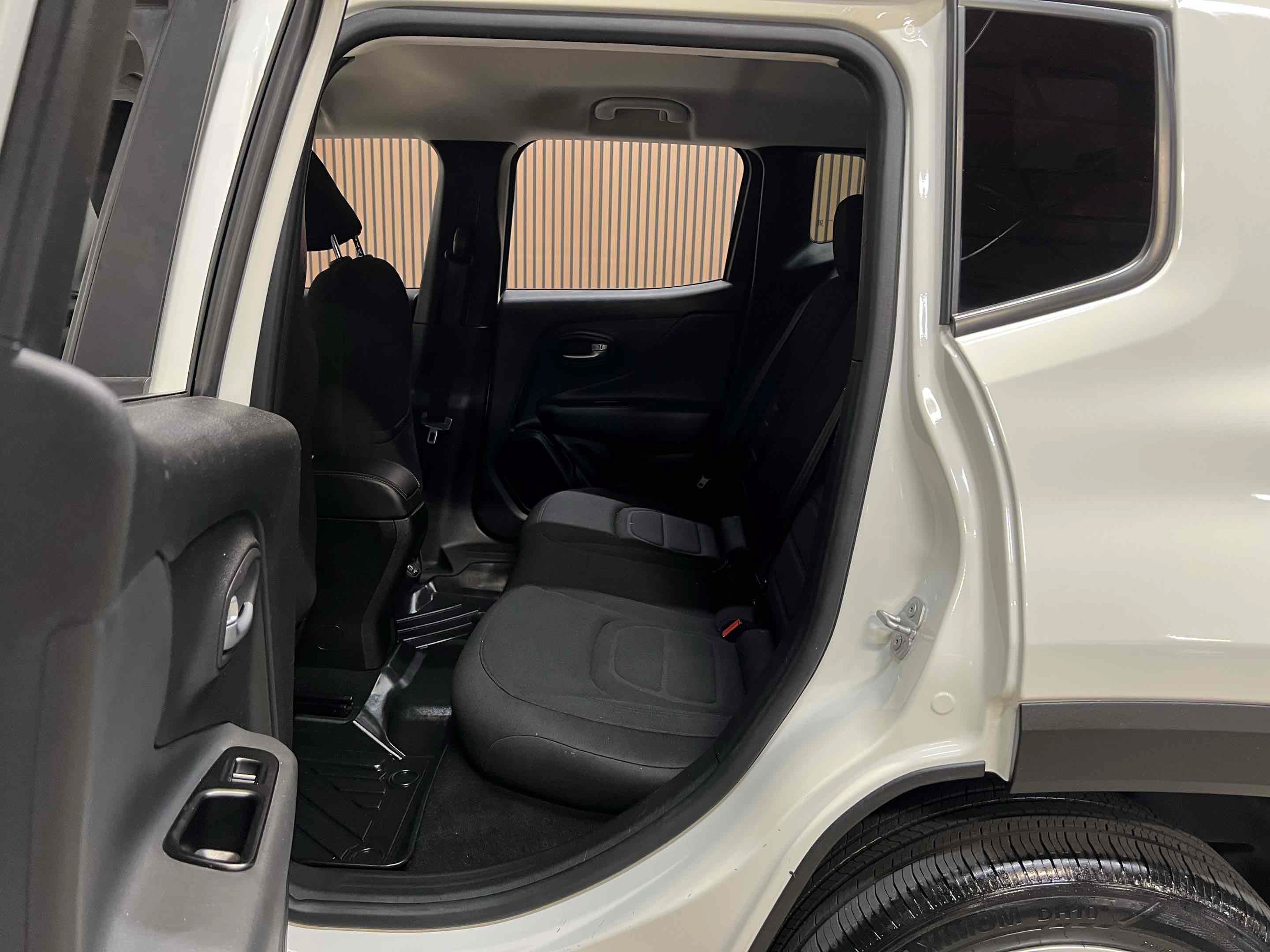 Used 2022 Jeep Renegade Latitude AWD/4WD image 5