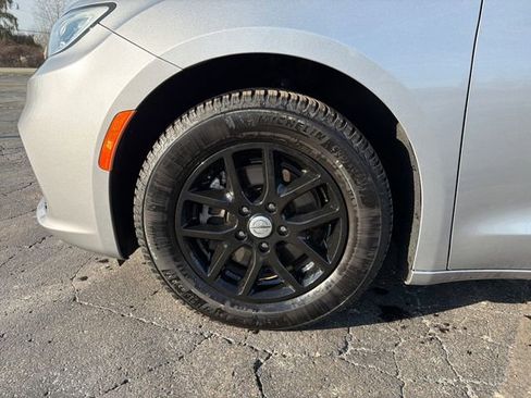 Used 2021 Chrysler Pacifica Touring-L image 22