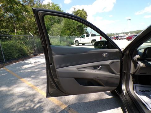 Used 2025 Hyundai Elantra Sport FWD image 21