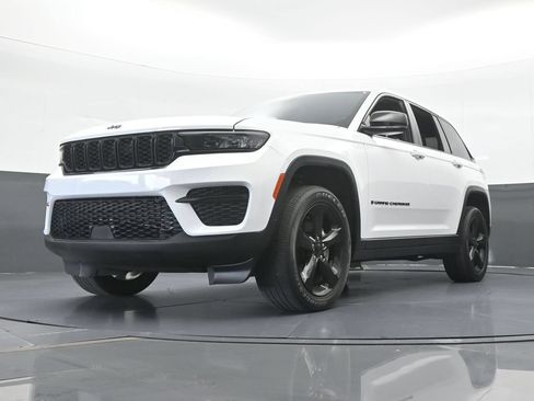 Used 2024 Jeep Grand Cherokee Altitude RWD image 53
