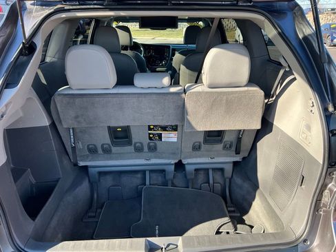Used 2018 Toyota Sienna XLE image 25