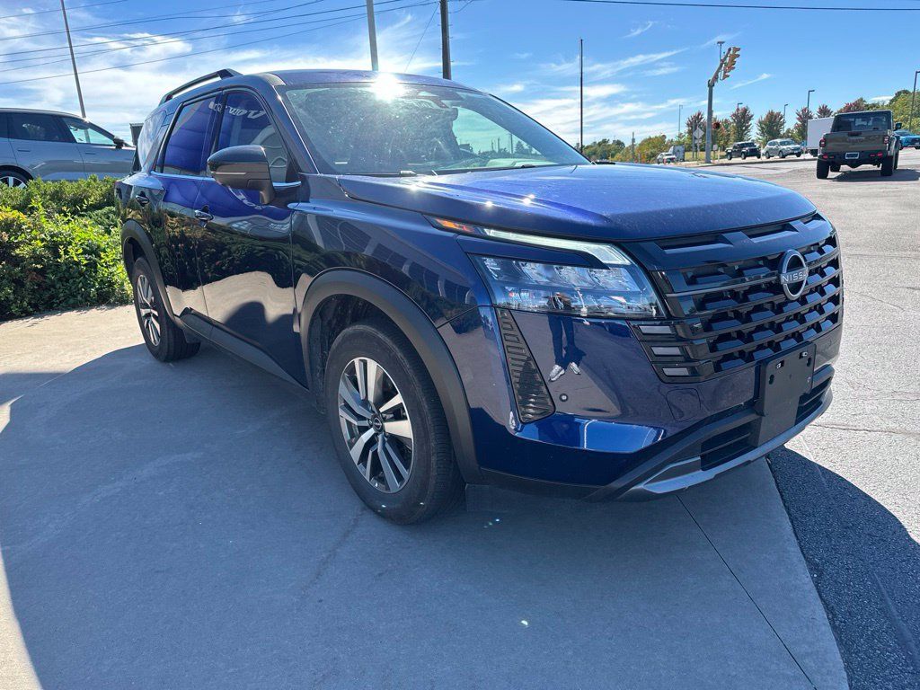 Used 2026 Nissan Pathfinder SL AWD/4WD image 3