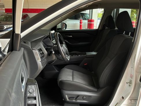 Used 2025 Nissan Rogue SV FWD image 10