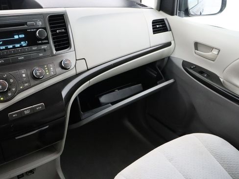 Used 2011 Toyota Sienna LE image 22