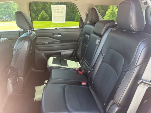 Used 2025 Nissan Pathfinder SL AWD/4WD image 21
