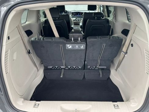 Used 2021 Chrysler Pacifica Touring-L FWD image 12