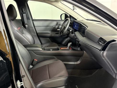 Certified 2025 Nissan Kicks SR FWD image 16