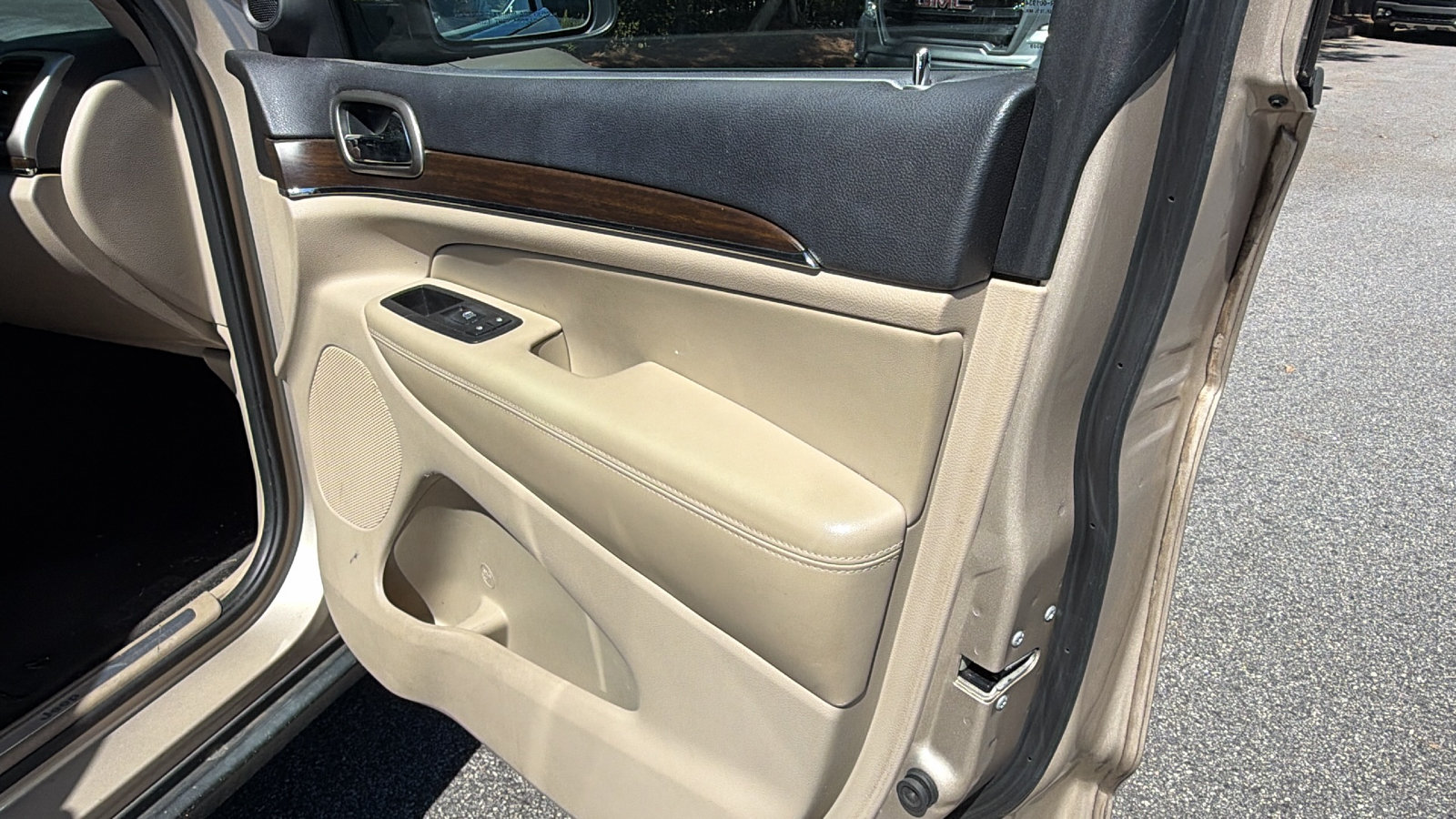 Used 2015 Jeep Grand Cherokee Limited w/ Luxury Group II AWD/4WD image 19