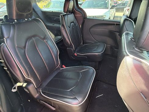 Used 2025 Chrysler Pacifica Limited FWD image 21