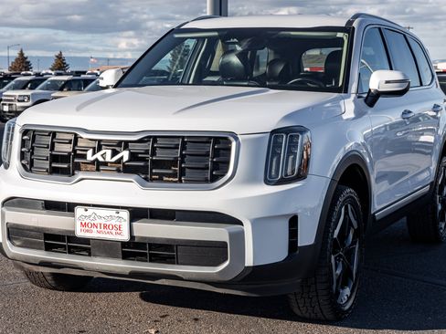 Used 2023 Kia Telluride S AWD/4WD image 1