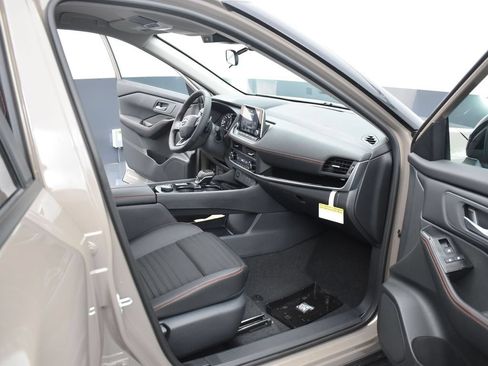 Used 2025 Nissan Rogue SV AWD/4WD image 8