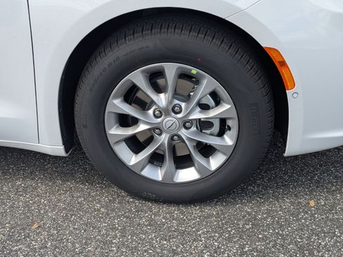 New 2026 Chrysler Pacifica Limited image 10