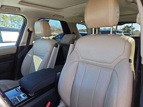 Used 2019 Land Rover Discovery HSE image 8