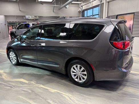 Used 2018 Chrysler Pacifica Touring-L Plus FWD image 34