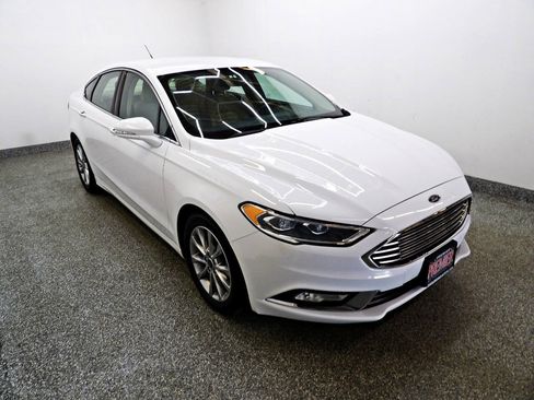 Used 2017 Ford Fusion SE w/ Fusion SE Technology Package FWD image 3