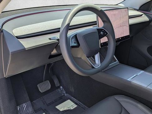 Used 2026 Tesla Model Y 2WD image 10