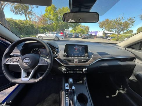 Used 2025 Nissan Altima 2.5 SV FWD image 32
