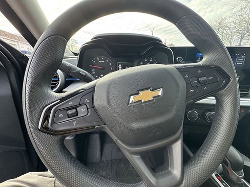 Used 2025 Chevrolet Trax LS w/ LS Convenience Package image 7