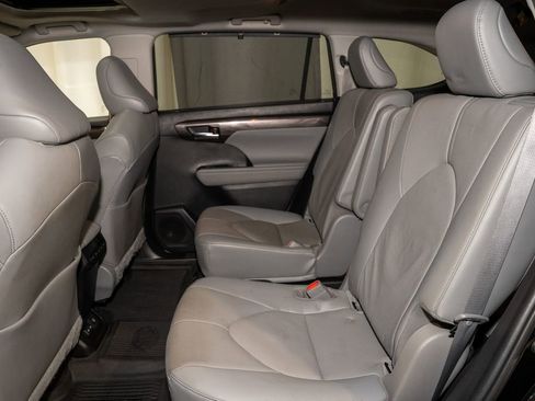 Used 2023 Toyota Highlander Limited image 9