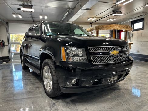 Used 2013 Chevrolet Avalanche LTZ image 2