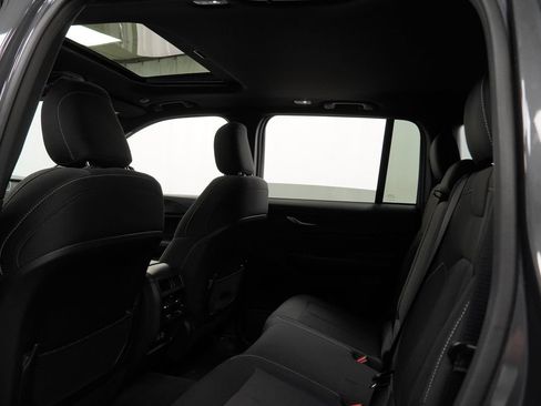 Used 2025 Jeep Grand Cherokee Laredo X AWD/4WD image 20