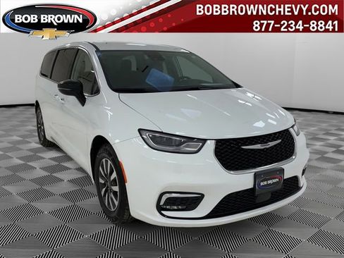 Used 2024 Chrysler Pacifica Select image 1