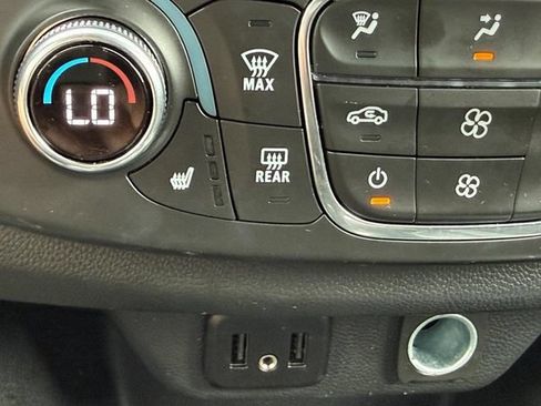 Used 2023 Chevrolet Traverse LT FWD image 24