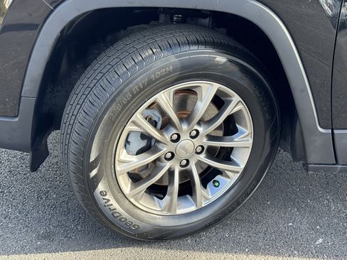 Used 2020 Jeep Cherokee Latitude Plus w/ Cold Weather Group image 40