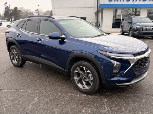 Used 2024 Chevrolet Trax LT w/ Driver Confidence Package image 2