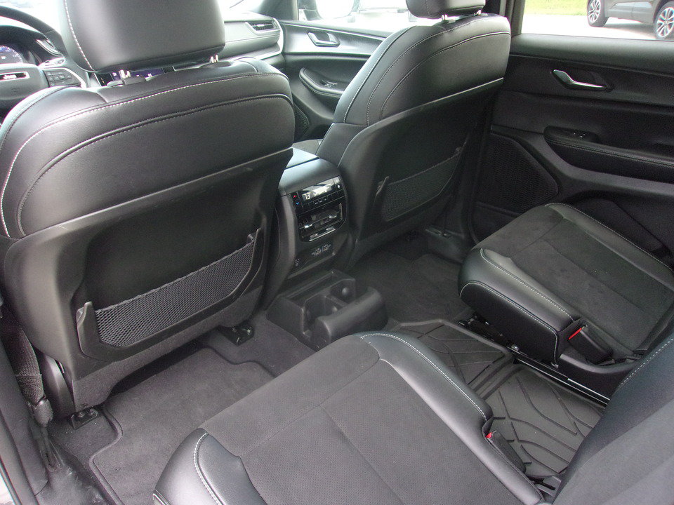 Used 2024 Jeep Grand Cherokee L Altitude AWD/4WD image 17