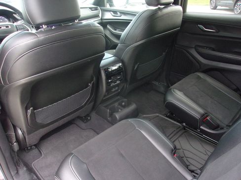 Used 2024 Jeep Grand Cherokee L Altitude AWD/4WD image 17