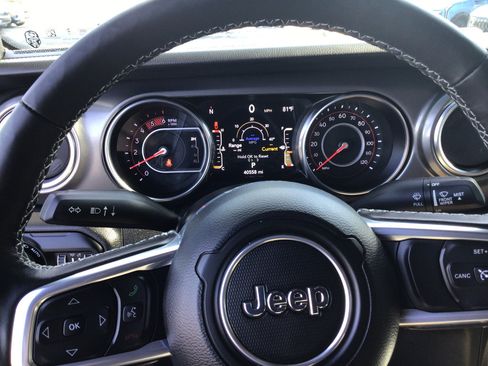 Used 2021 Jeep Gladiator Rubicon w/ LED Lighting Group AWD/4WD image 6