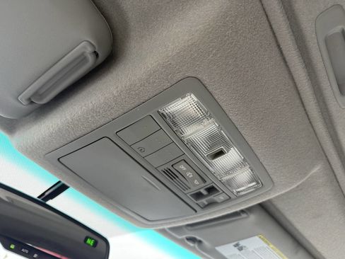 Used 2011 Toyota Highlander SE w/ Tow Pkg image 25