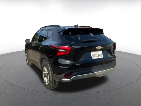 Used 2025 Chevrolet Trax LT image 11