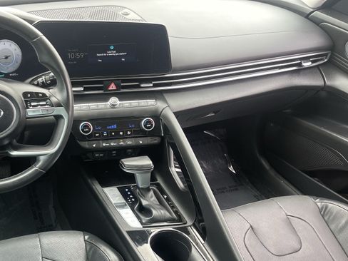 Used 2023 Hyundai Elantra Limited w/ Preferred Accessory Package FWD image 13