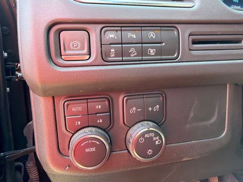Used 2023 Chevrolet Tahoe Z71 w/ Luxury Package AWD/4WD image 21
