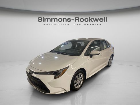 Used 2025 Toyota Corolla LE image 3