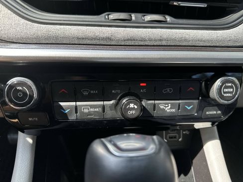 Used 2022 Jeep Compass Latitude w/ Sun and Sound Group FWD image 17