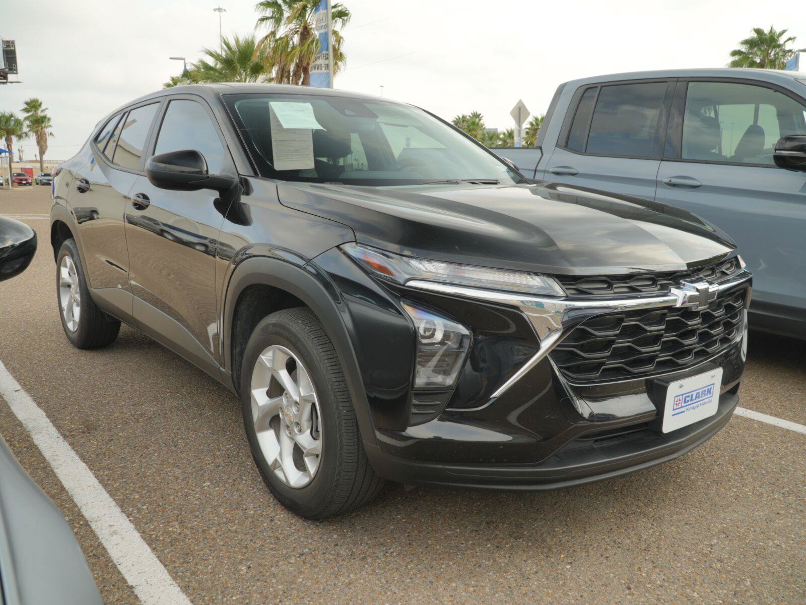 Used 2025 Chevrolet Trax LS w/ LS Convenience Package FWD image 2