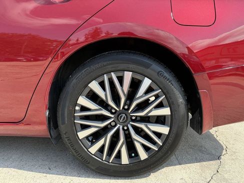 Used 2024 Nissan Altima 2.5 SV FWD image 8