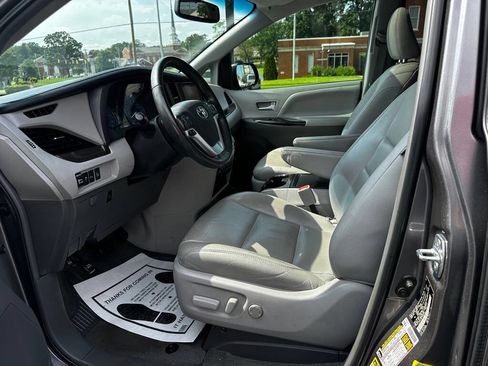 Used 2017 Toyota Sienna XLE Premium FWD image 12