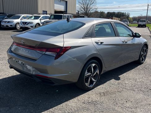 Used 2023 Hyundai Elantra SEL w/ Convenience Package image 9