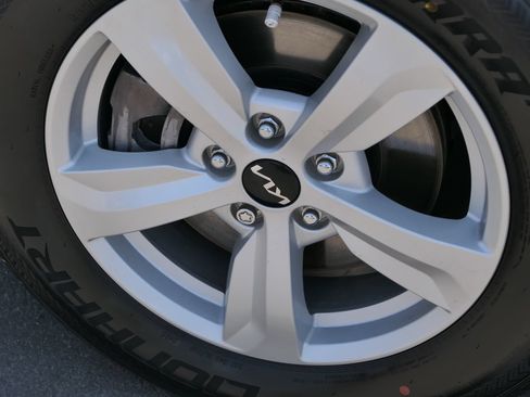 Used 2023 Kia Sorento LX FWD image 11
