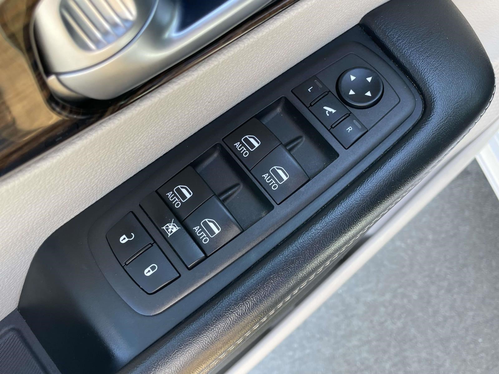 Used 2023 Chrysler Pacifica Limited FWD image 18