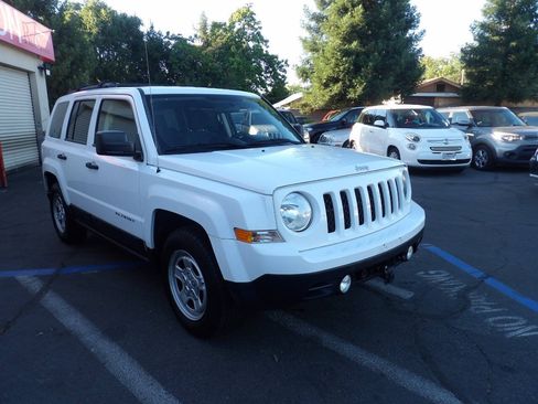 Used 2015 Jeep Patriot Sport FWD image 2