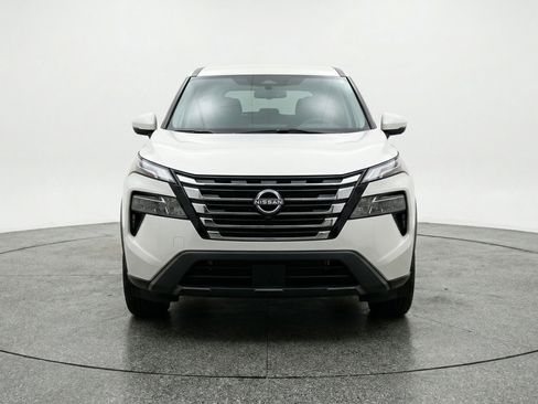 Used 2025 Nissan Rogue SV image 2