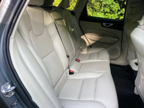 Used 2021 Volvo XC60 T5 Momentum w/ Premium Package AWD/4WD image 22